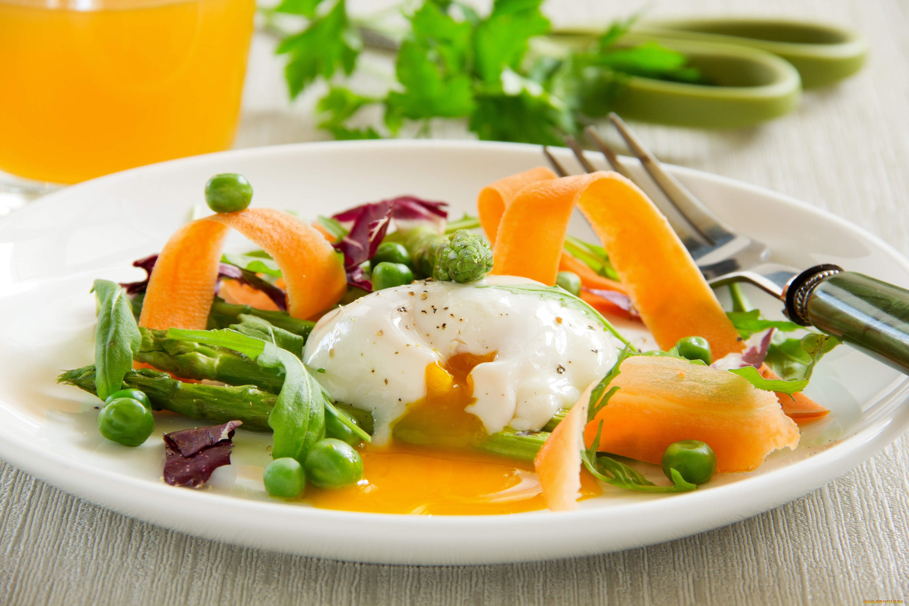 Чем можно заправить салат при яичной диете